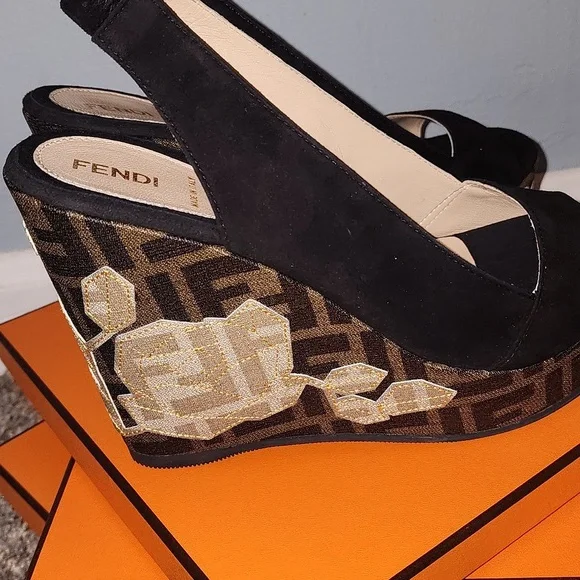 ♡🌟🎆🧨RARE! NEW Fendi Black and Gold Women's Heels - Picture 6 of 16
